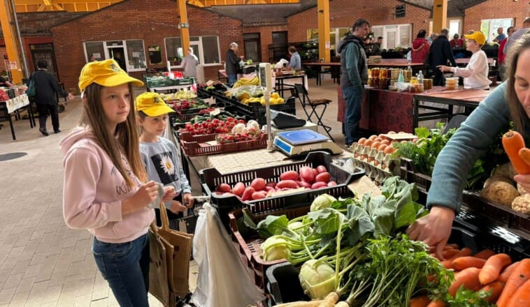 A Kálvin János Általános Iskola tanulóinak látogatása a Belvárosi Kispiacon