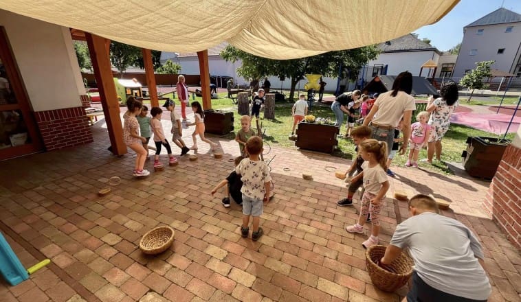 Népi Játékok a Széchenyi Iskolában: A Szatmári Múzeum Látogatása