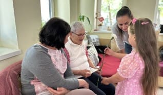 Örömkönnyek a szalkai idősotthonban