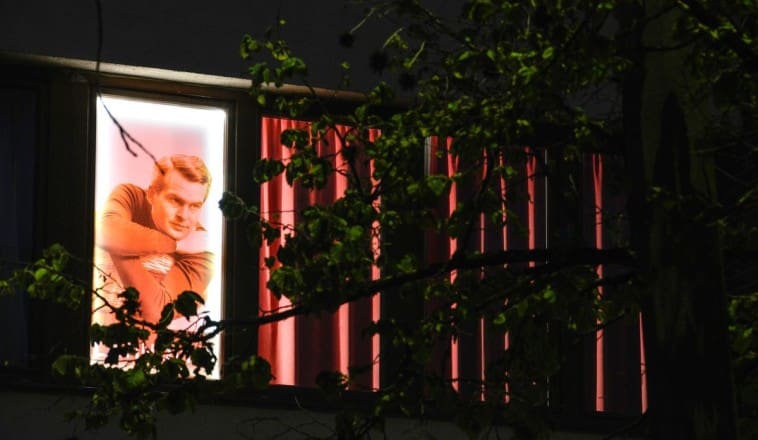 Fényárban úszó hírességek a mátészalkai iskola ablakaiban