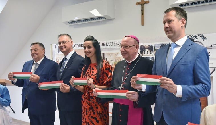 Új lehetőségek a családoknak: bölcsődeátadó