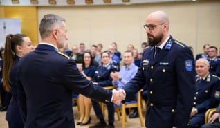 A priuszos férfi a zsaru ablakával szemben pakolta ki a lopott holmit