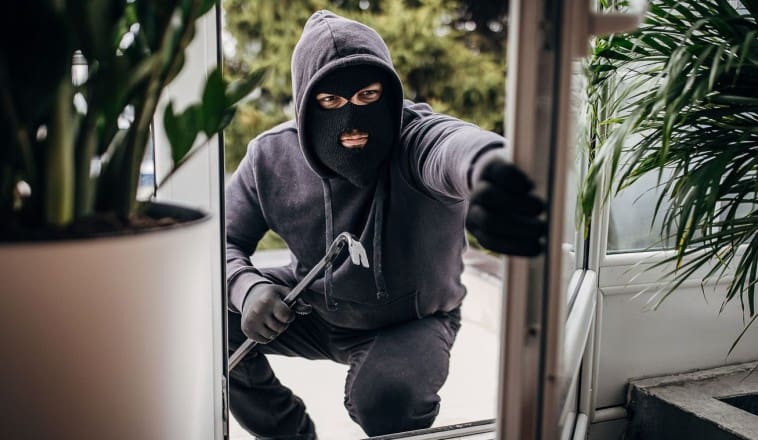 Üres lakás? Teli zsebek! – A tolvajok is nyaralnak, csak máshogy!