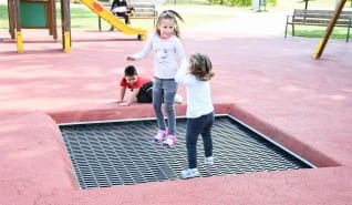 Mosolyok a trambulinon