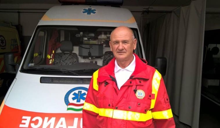 Csendes hős a buszmegállóban