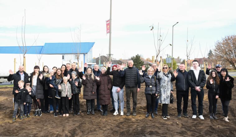 „Áldott jövő fái”