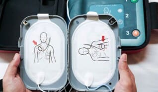 Defibrillátor került a mátészalkai vasútállomásra