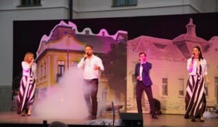Udvarias Esték – „Micsoda 30 esztendő!”