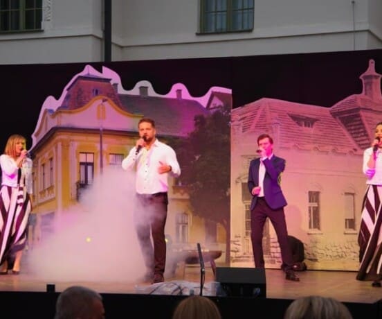 Udvarias Esték – „Micsoda 30 esztendő!”
