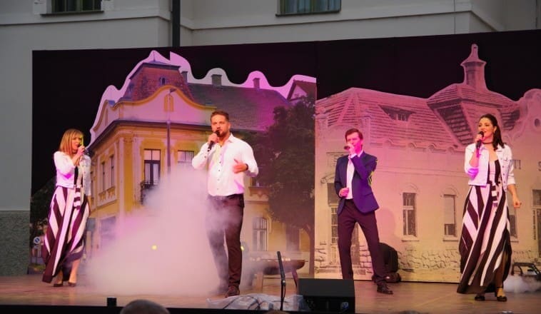 Udvarias Esték – „Micsoda 30 esztendő!”